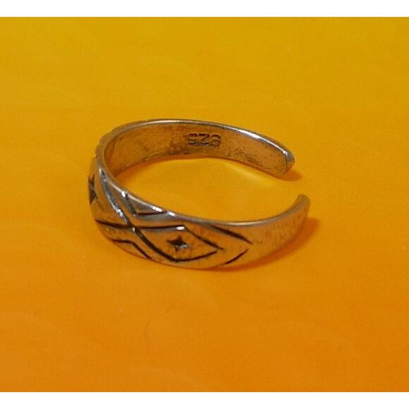 Vintage Sterling Silver Tribal Diamond Cut Toe Ring – Handcrafted Unique Jewelry - Picture 8 of 10